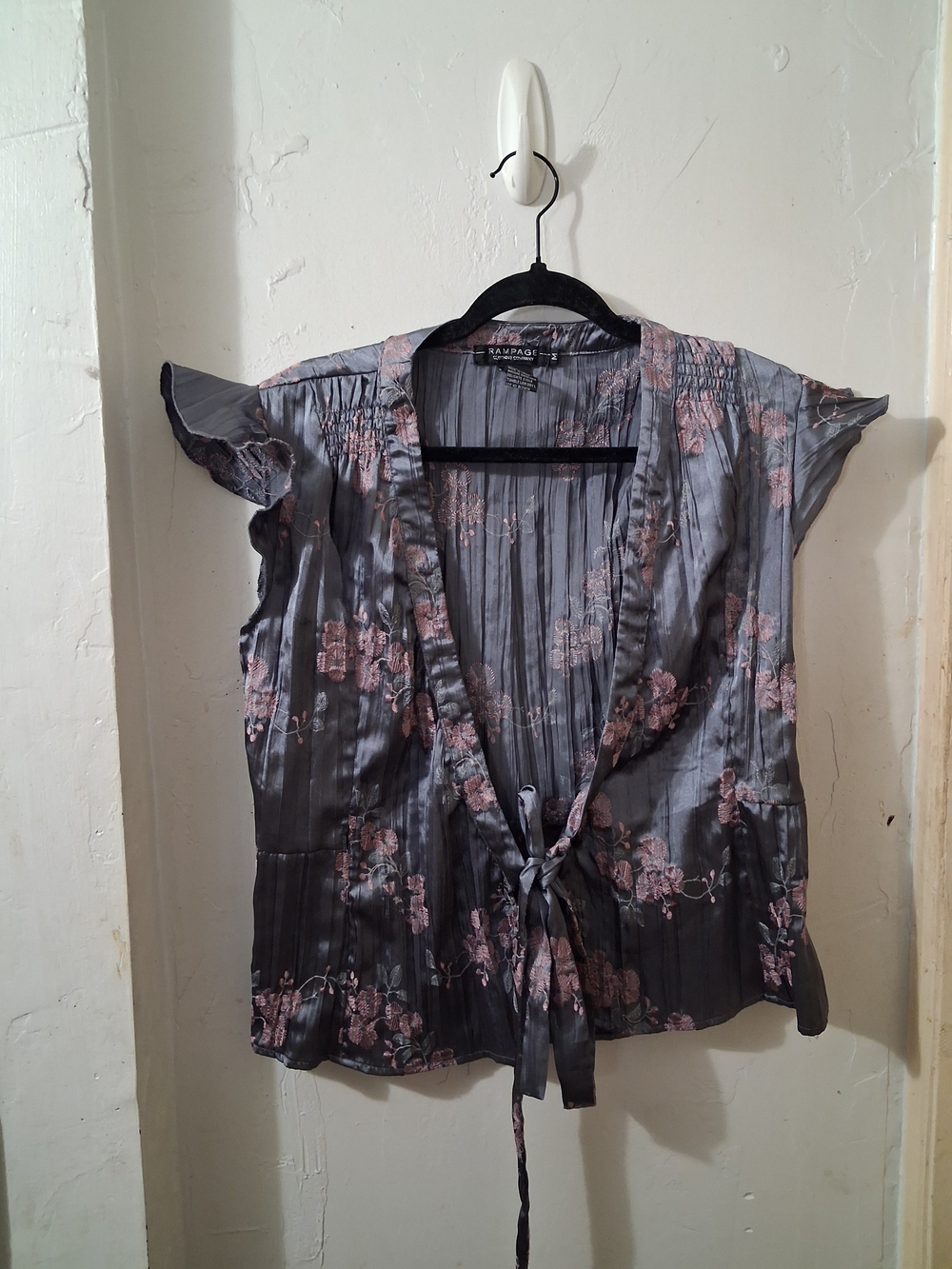 Rampage Gray Floral Tie-Front Flutter Sleeve Blouse